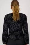 black-floral-knit-WiOOhDnV-0.webp