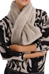 faux-fur-scarf-KylPhTRH-0.webp
