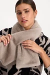 faux-fur-scarf-KylPhTRH-0.webp